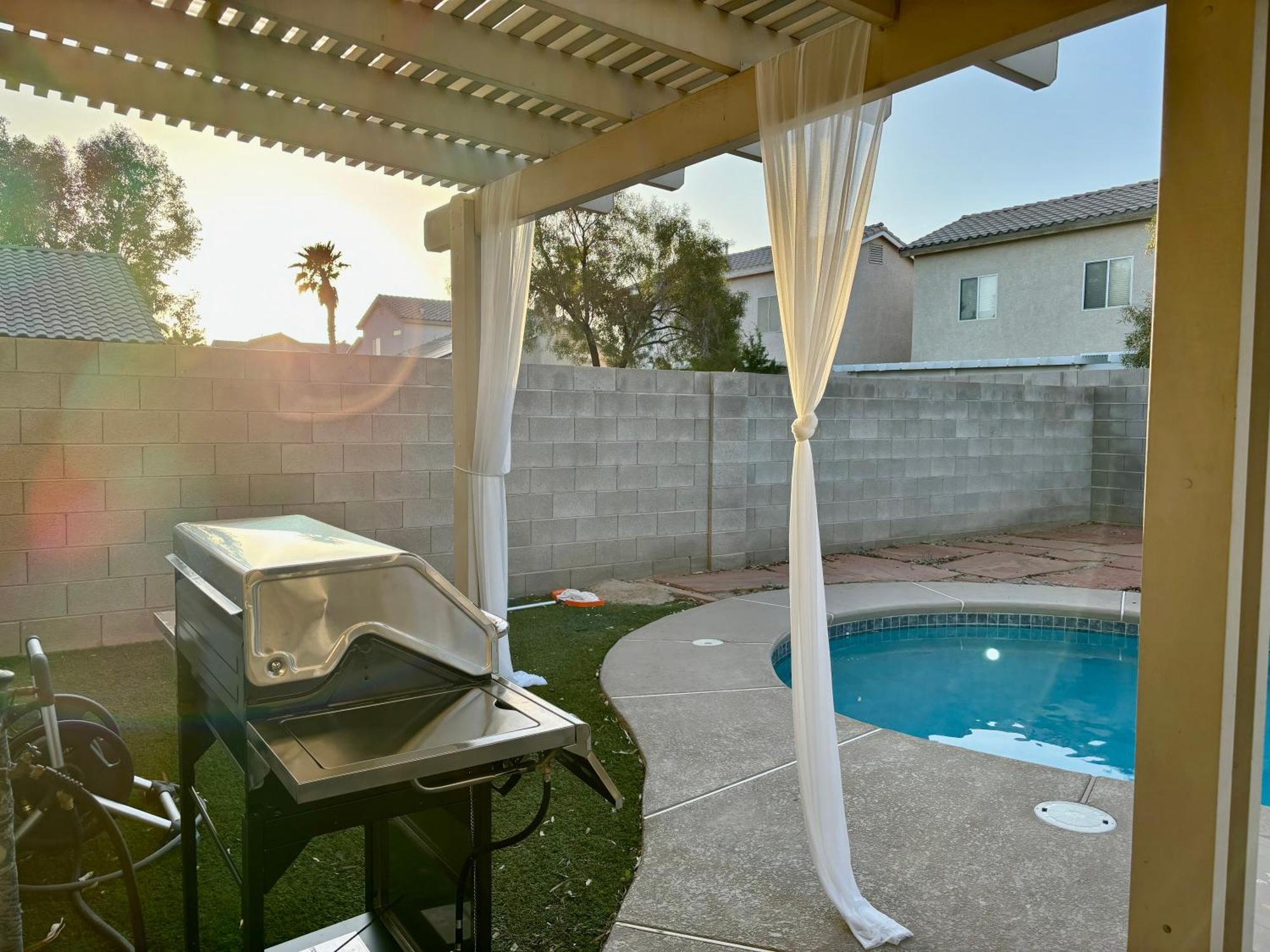 Modern Home In Las Vegas Near Strip With Pool And Jacuzzi ภายนอก รูปภาพ