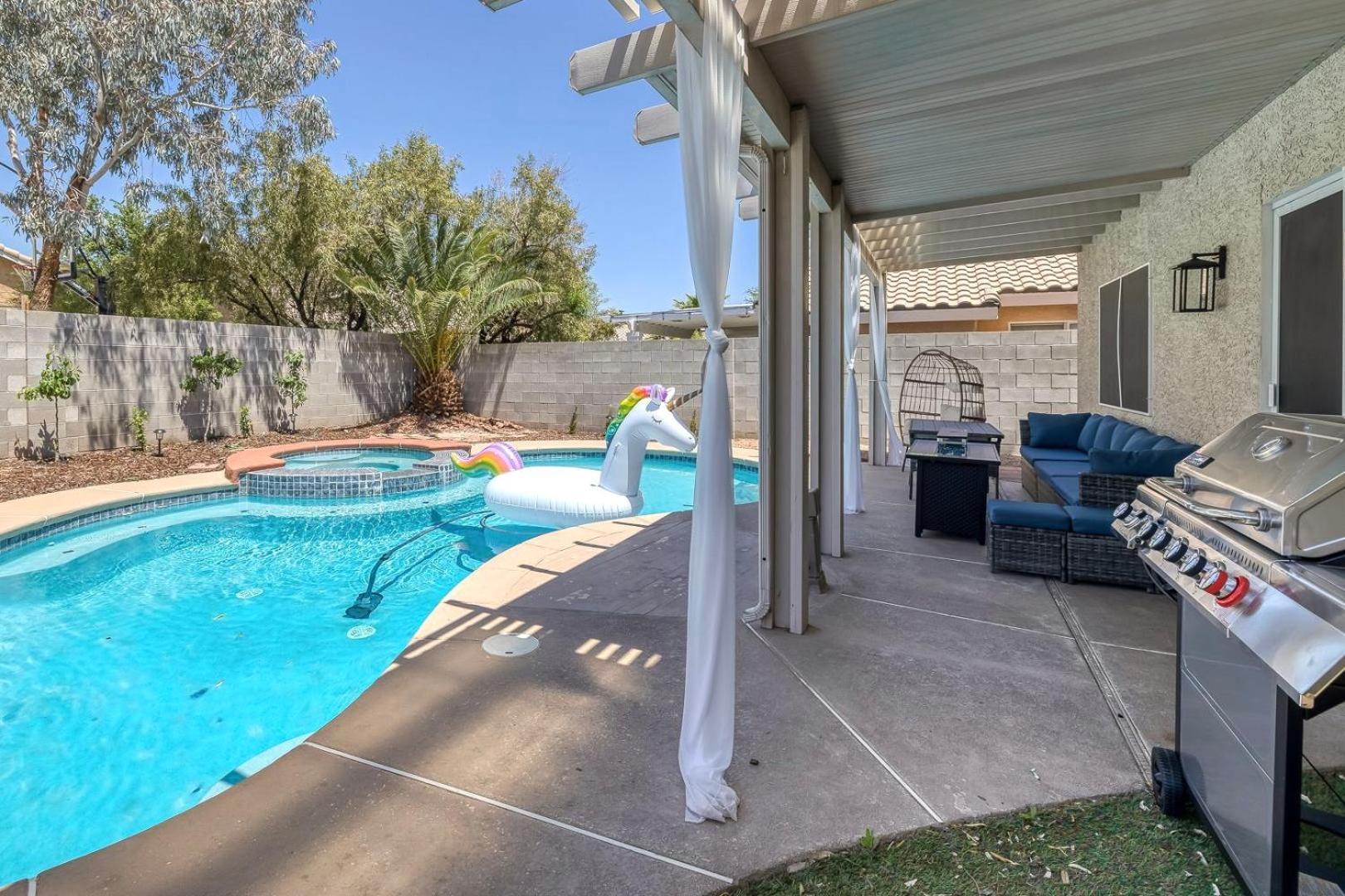 Modern Home In Las Vegas Near Strip With Pool And Jacuzzi ภายนอก รูปภาพ